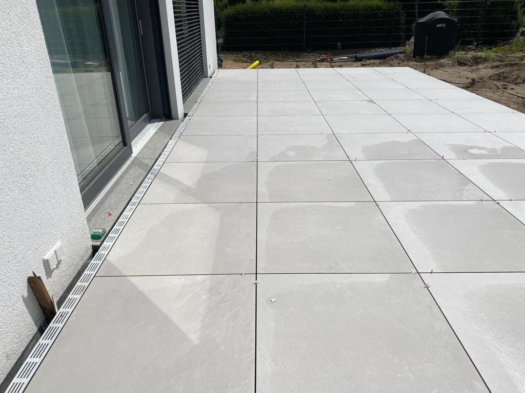 Detail einer großformatigen Plattenterrasse
